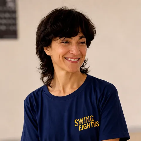 Emanuela, insegnante di Swing Eighths, sorride indossando la maglia della scuola