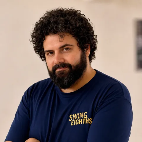 Emanuele, insegnante di Swing Eighths, sorride indossando la maglia della scuola