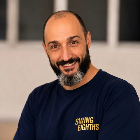Marco, insegnante di Swing Eighths, sorride indossando la maglia della scuola